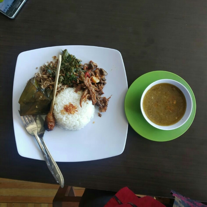 Nasi Lawar Kuwir