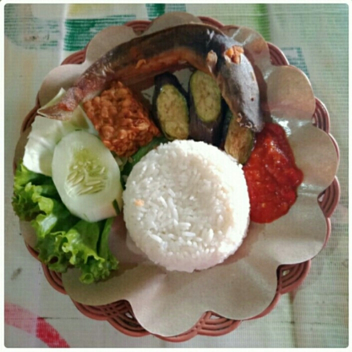 Nasi Lele Penyet Pedes