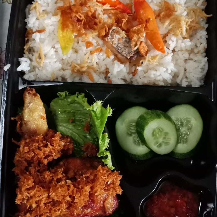 Nasi Liwet Ayam Goreng Serundeng