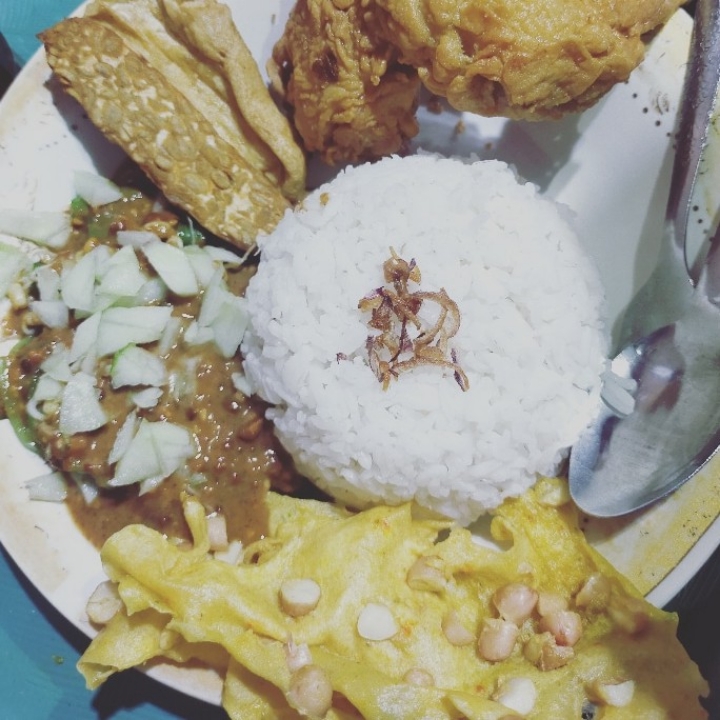 Nasi Pecel  Dan Sayap Krispi