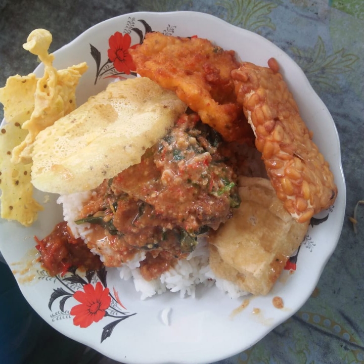 Nasi Pecel Bakwan Jagung