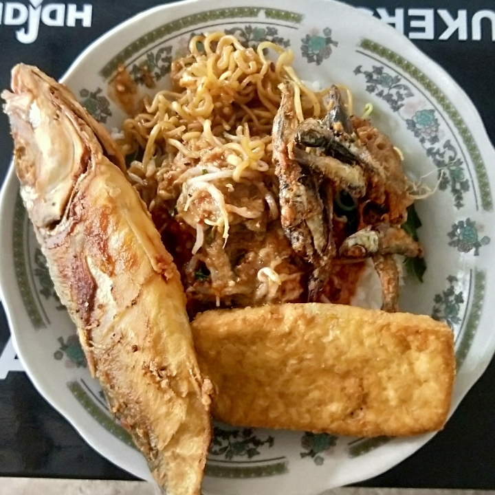 Nasi Pecel Ikan Laut