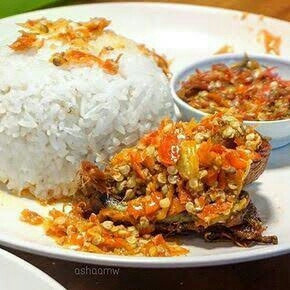 Nasi Putih Ayam Goreng Sambal Mentah