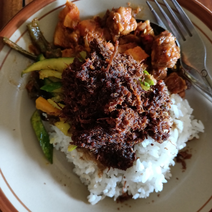 Nasi Rames Daging Goreng