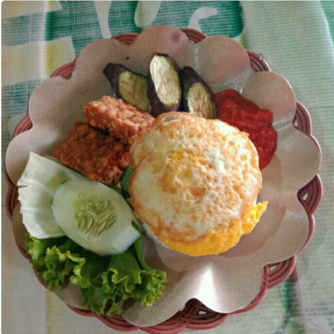 Nasi Telur Penyet Pedes