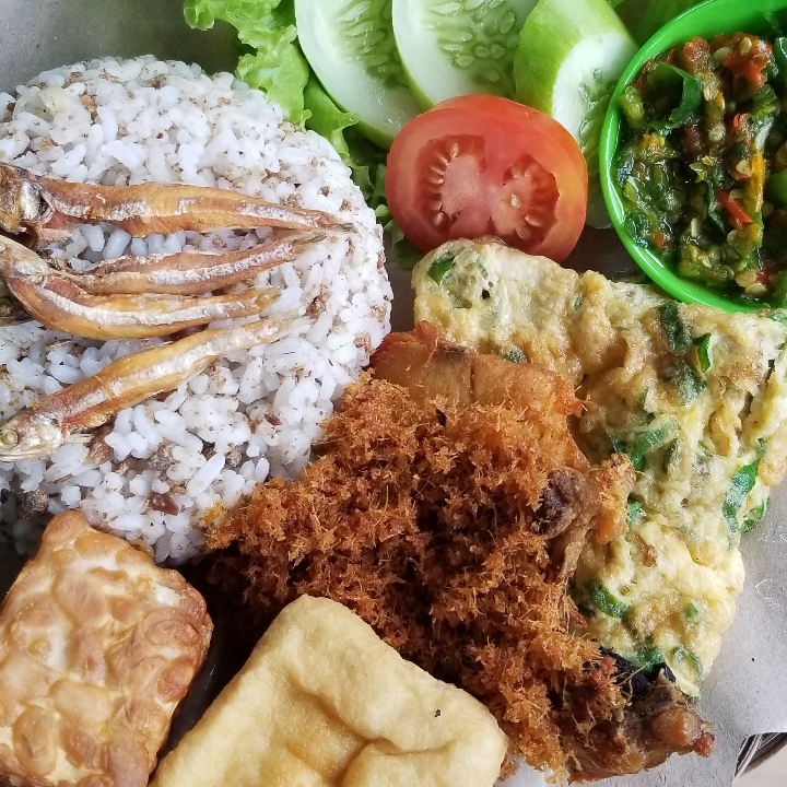 Nasi To Komplit Mendoan