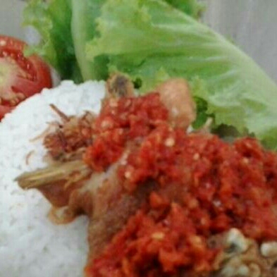 Nasi Uduk Ayam Goreng Sambal Mentah