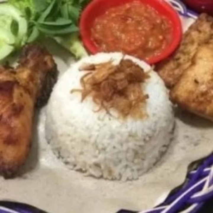 Nasi Uduk Ayam Goreng dan Es Teh