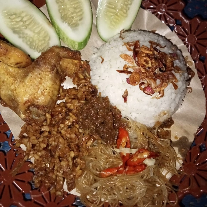 Nasi Uduk Ayam Paha Atas