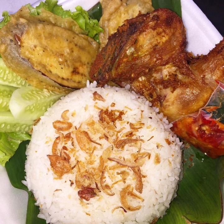 Nasi Uduk Ayam Penyet