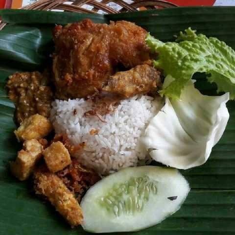 Nasi Uduk Ayam Penyet