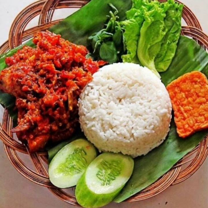 Nasi Uduk Ayam Sambelletok