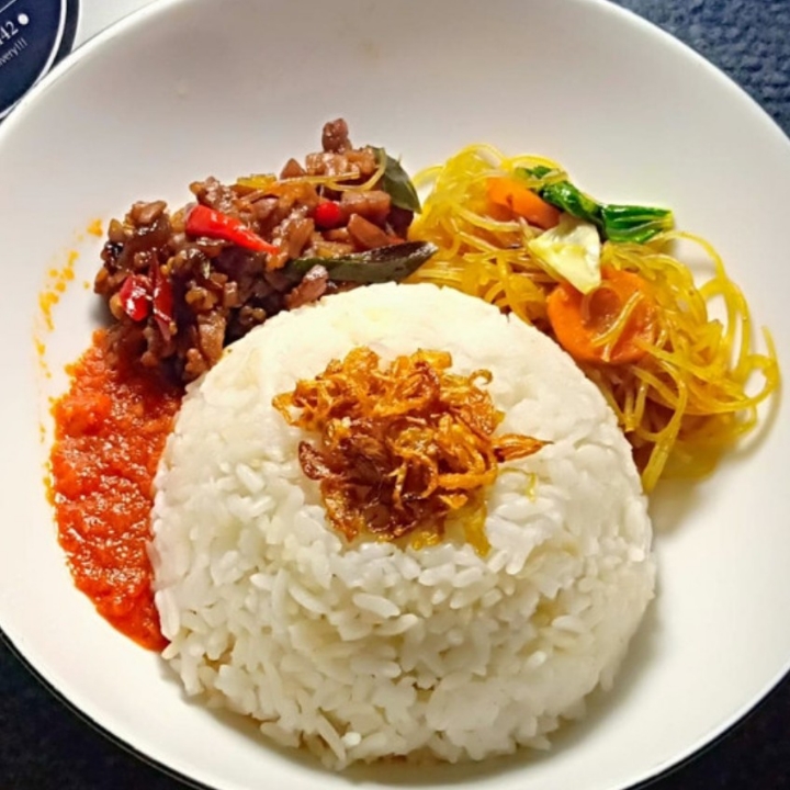 Nasi Uduk Orek Bihun