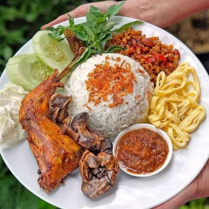 Nasi Uduk Pakai Ayam Dan Telur