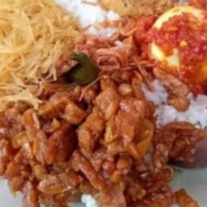 Nasi Uduk Spesial dan Telur Balado dan Es Teh