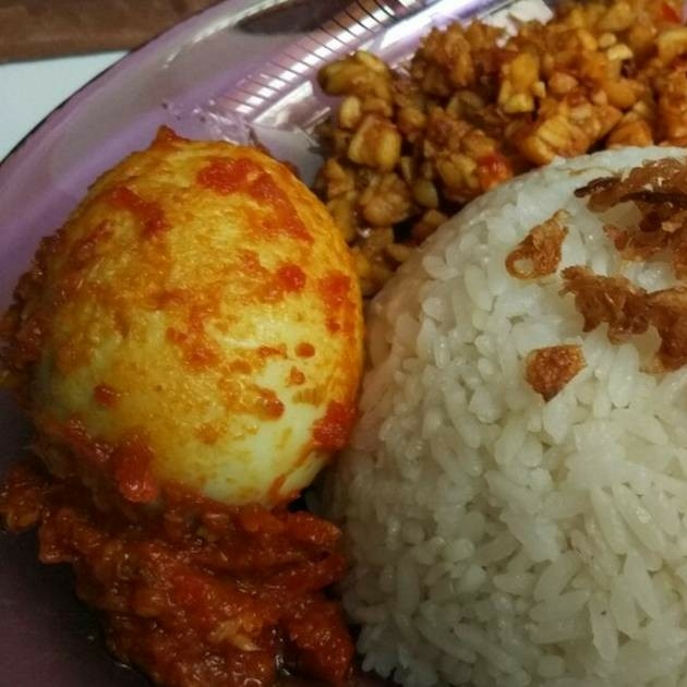 Nasi Uduk Telur Balado