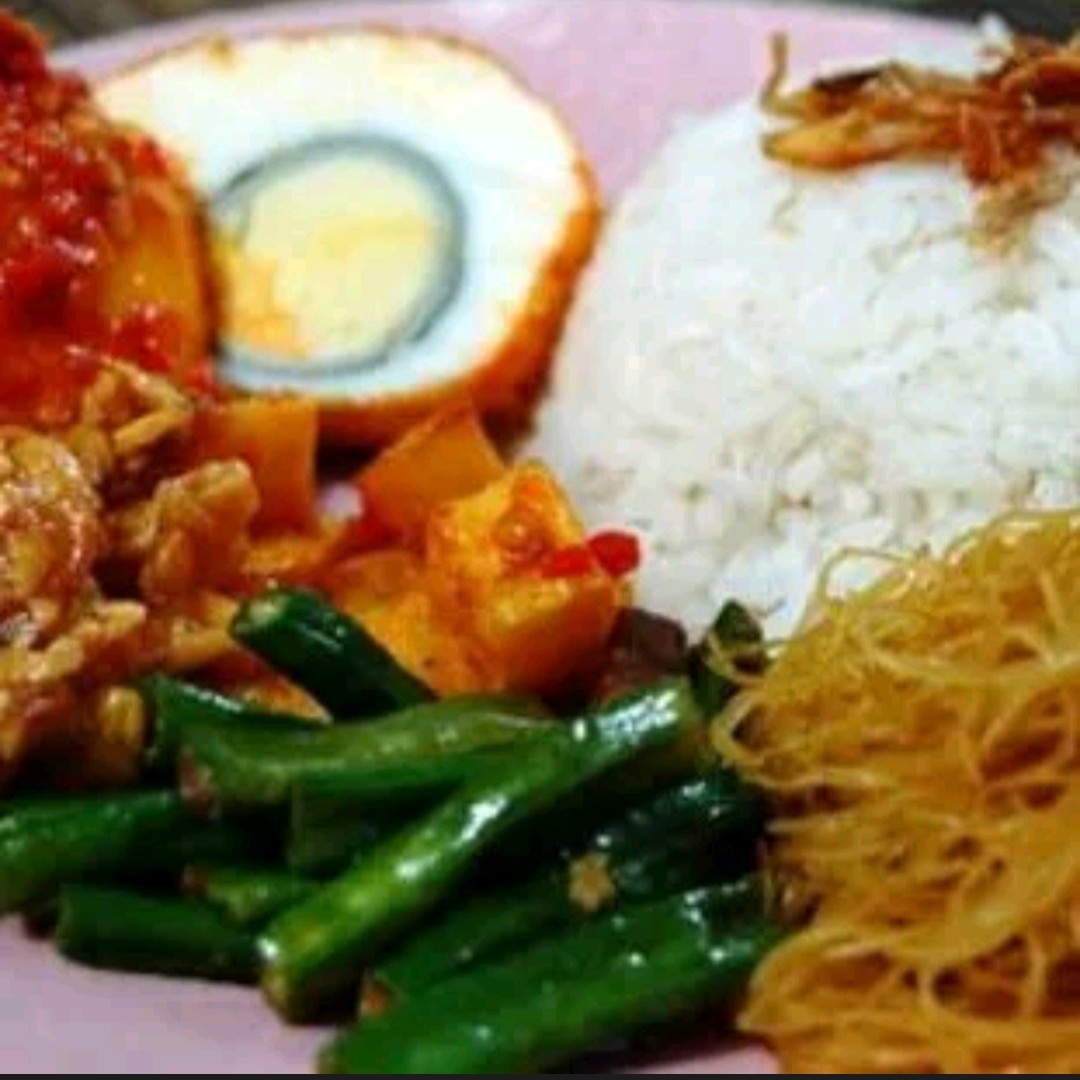 Nasi Uduk Telur Rendang