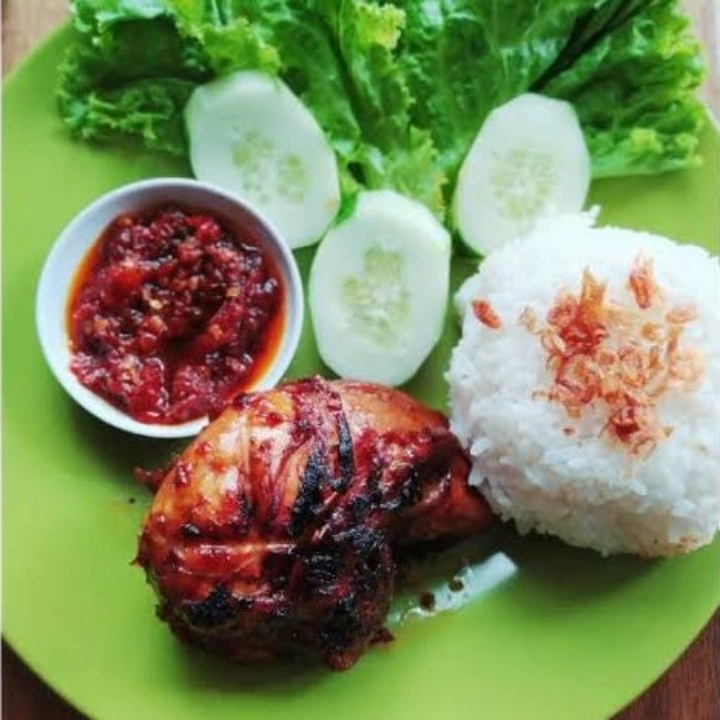 Nasi ayam bakar lalapan