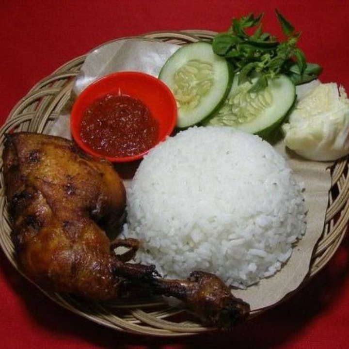 Nasi ayam goreng lalapan