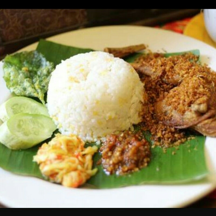 Nasi ayam kremes