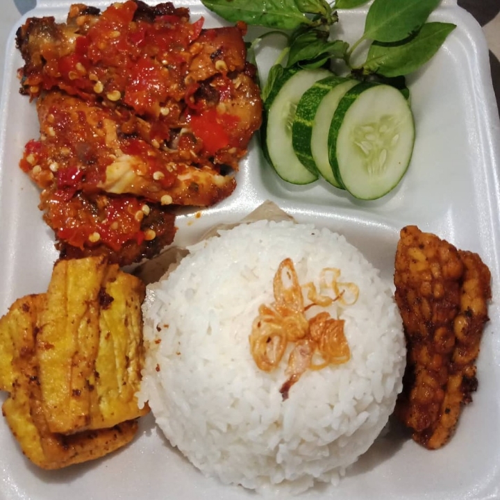 Nasi ayam penyet 