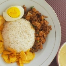 Nasi bakmoi ayam