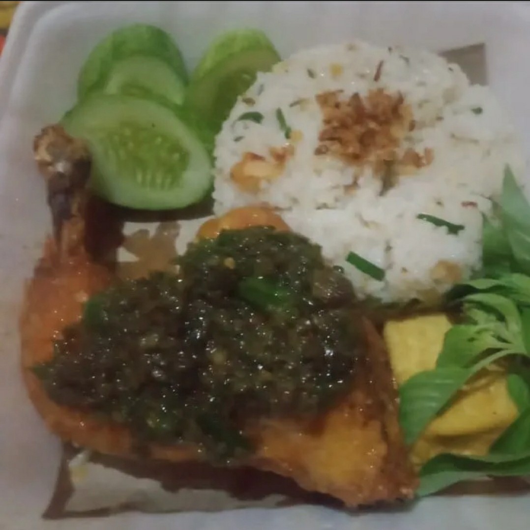 Nasi daun jeruk ayam goreng jumbo sambal Ijo Dan Minuman