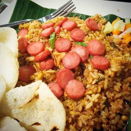 Nasi goreng sosis telur