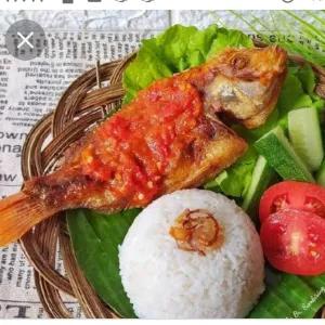 Nasi ikan nila goreng garing