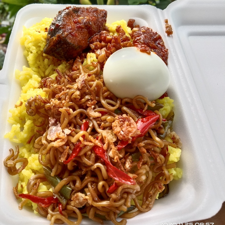 Nasi kuning Ikan Telur 