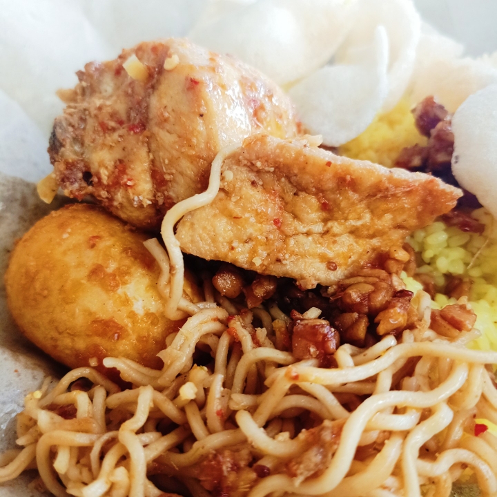 Nasi kuning Telur ayam atau telur ikan 