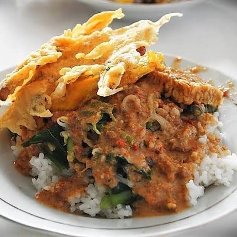 Nasi pecel  telor bali