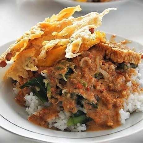 Nasi pecel lauk ayam goreng