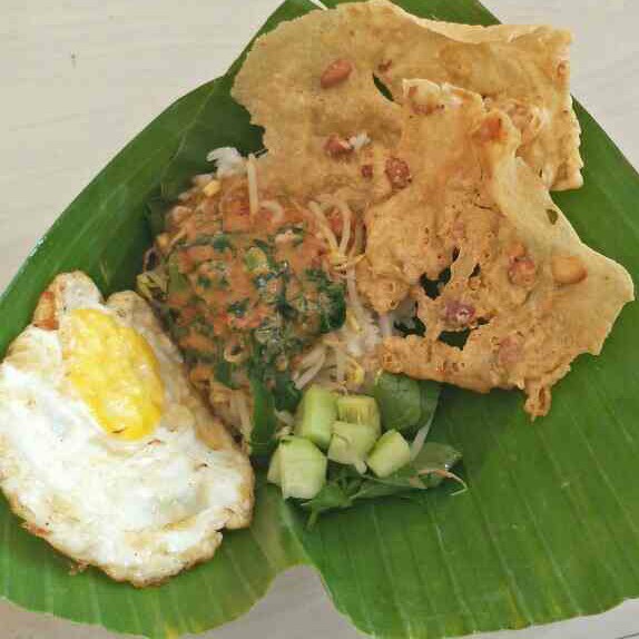 Nasi pecel telur ceplok