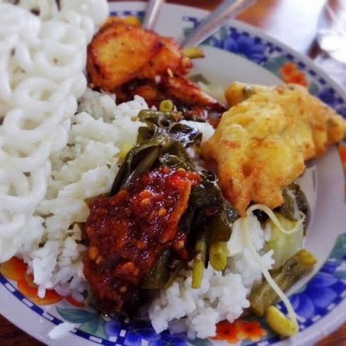 Nasi sayur asem lauk ayam