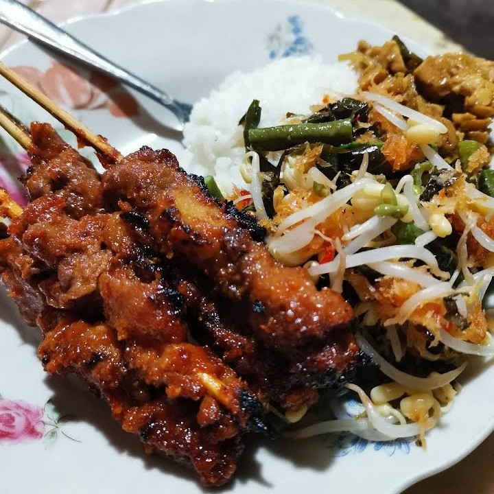 Nasi urap sate kampret