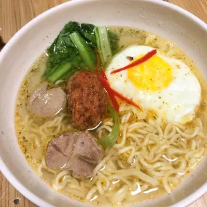 PAKET WARMINDO MIE KUAH BUMBU RACIK TELUR DAN BAKSO ES TEH TEH HANGAT