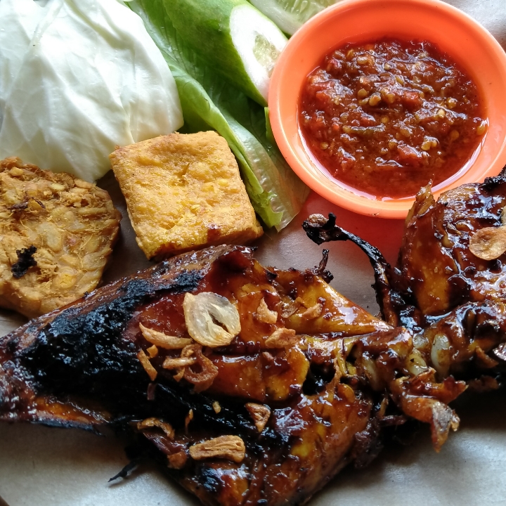 Paket Ayam Bakar Nasi Tahu Tempe Lalapan Sambal Air Tawar