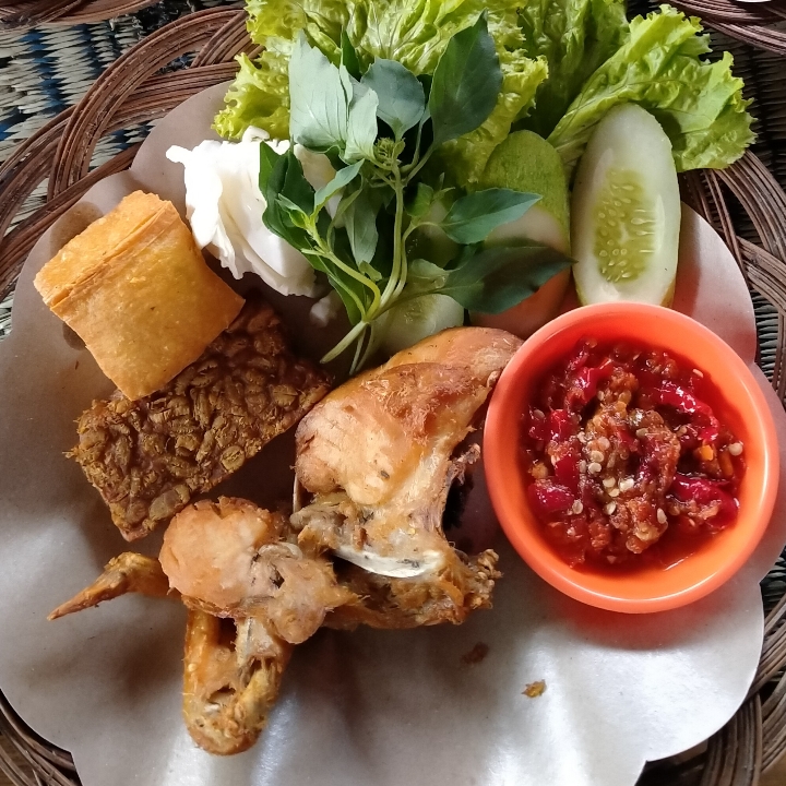 Paket Ayam Goreng Nasi Tahu Tempe Lalapan Sambal Air Tawar