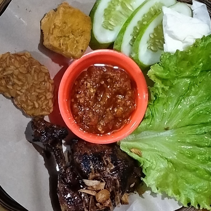 Pkt Ayam Kampung  Bakar L Nasi Tahu Tempe Lalapan Sambal Air Tawar