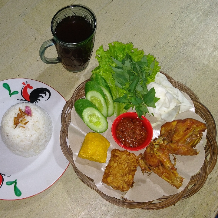 Pkt Ayam Kampung M Nasi Tahu Tempe Lalapan Sambel Air Tawar