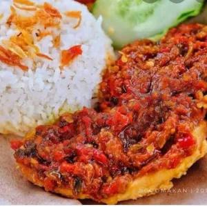 Paket Ayam Krispi Sambal Terasi Nasi Air Mineral