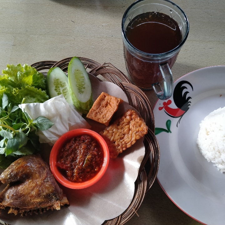 Paket Bebek Goreng L Nasi Lalapan Sambal Air Tawar