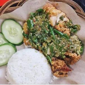 Paket HEMAT ayam geprek sambaL ijo minum es atau teh hangat 