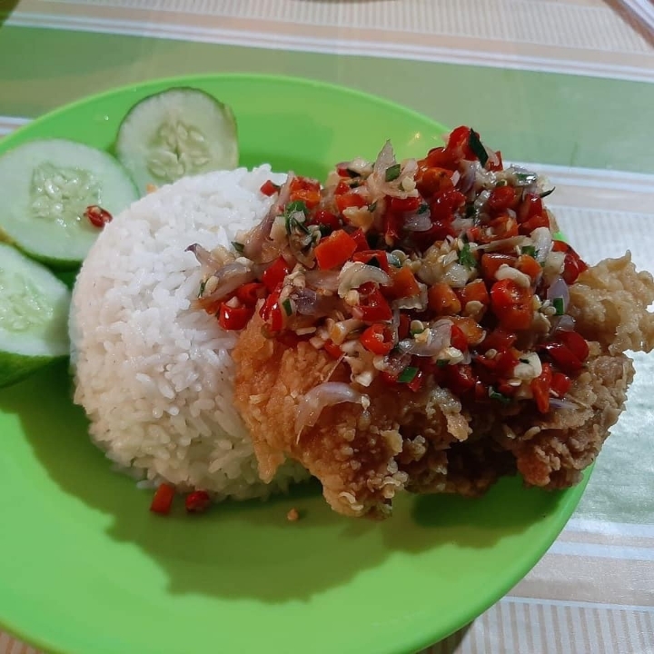 Paket Hemat Ayam Geprek sambel matah Nasi Minum