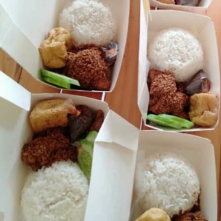 Paket Hemat Nasi Ayam Serundeng