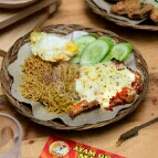 Paket Indomie Ayam Geprek Lelah