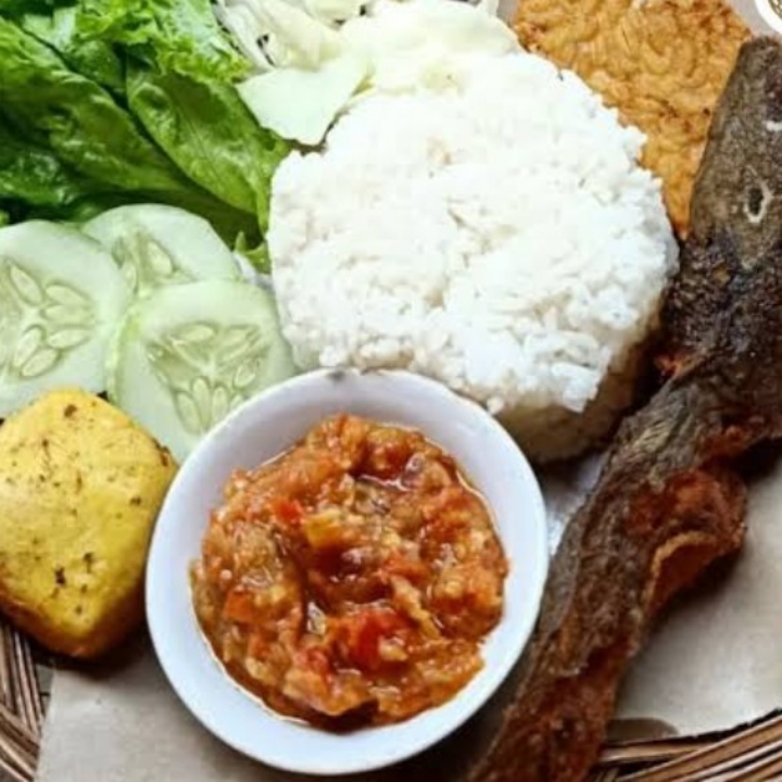 Paket Komplet Nasi   Es Teh Lele Goreng Jumbo Sambel Tauge 