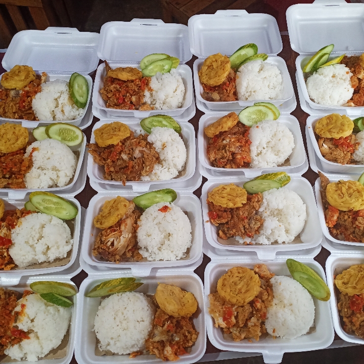 Paket Nasi Ayam Geprek Sambal Merah