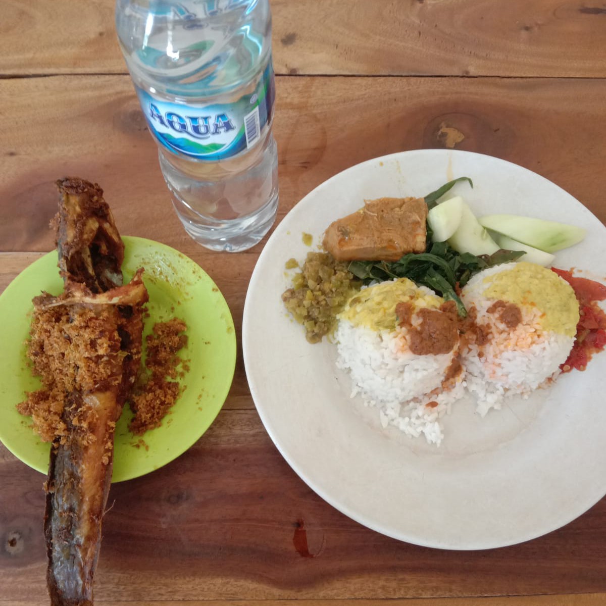 Paket Nasi Lele Goreng Dan AQUA